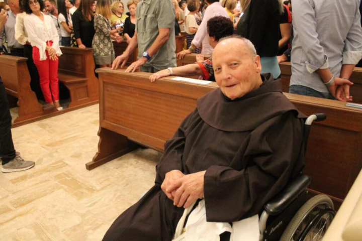 曾在桃園服務長達36年的義大利籍神父伏迺樂（前）12日在南義故鄉安息主懷，享年84歲。（圖取自facebook.com/TaiwaninHolySee）