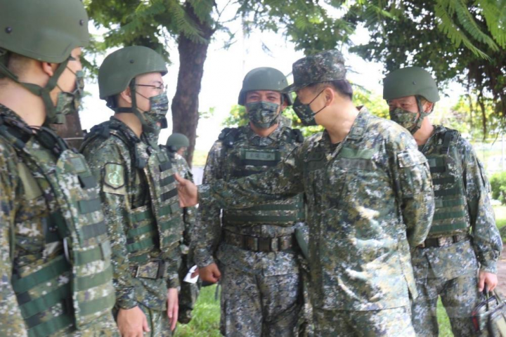 後備副指揮官羅少將慰勉召員。（屏東後備指揮部提供）