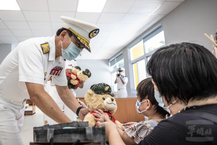 王副司令致贈禮品給就讀學童。