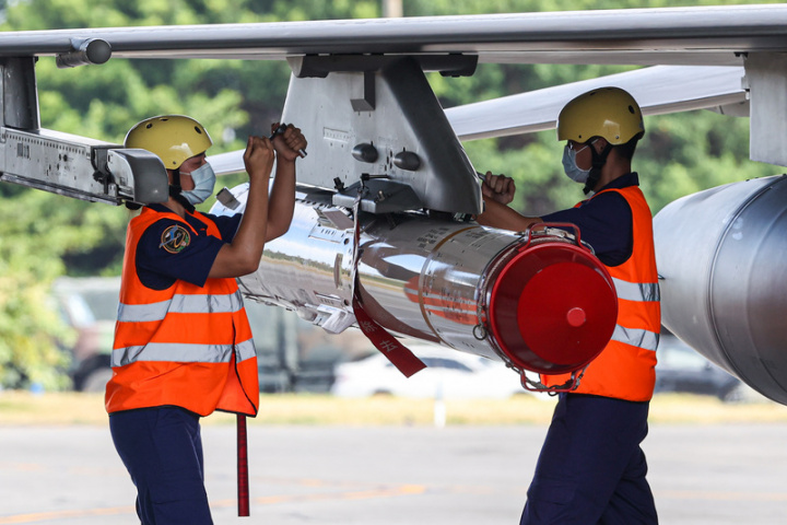 空軍第五戰術混合聯隊17日由作業人員向媒體展示F16V戰機潛力裝掛作業，作業人員現場將魚叉飛彈掛載上戰機。