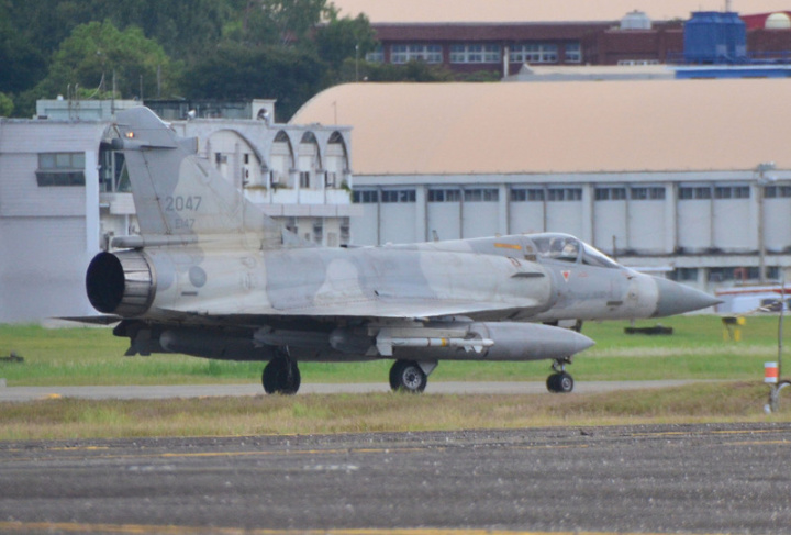 空軍台東志航基地幻象2000和F5戰機4日早上陸續掛 彈升空；空軍表示是例行性訓練，與中共解放軍在台 灣東部海域軍演無關。圖為幻象起飛前檢查。