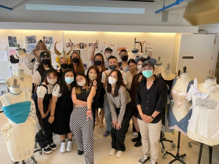 弘光科技大學學生日前赴美國排名第一的紐約帕森斯設計學院（Parsons School of Design）短期研習，與設計作品合影。（弘光科技大學提供）