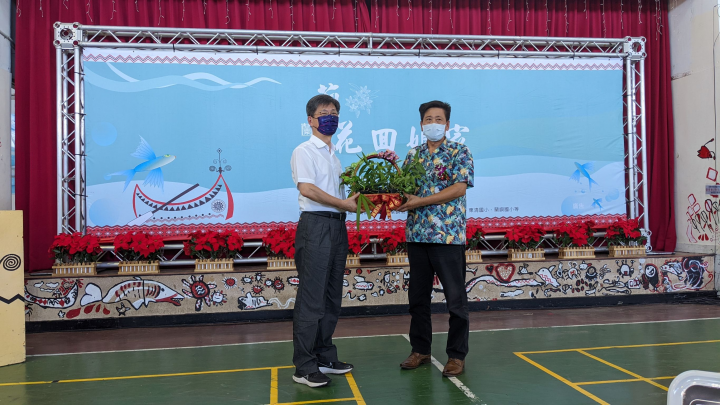 台電今(20)日上午舉辦蘭嶼蘭花回娘家活動，由台電副總經理簡福添(圖左)將蘭花遞給蘭嶼鄉長夏曼•迦拉牧，象徵台電將復育蘭花送回娘家蘭嶼