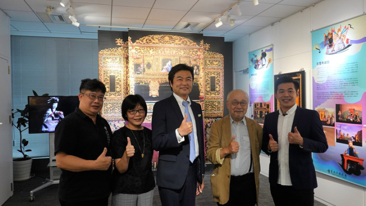 台北木偶劇團舉辦的「指尖上的生命-台灣布袋戲源流」特展在東京登場。駐日處副代表李世丙（中）、日本「座．高圓寺」劇場藝術總監佐藤信（右2）出席開幕式。