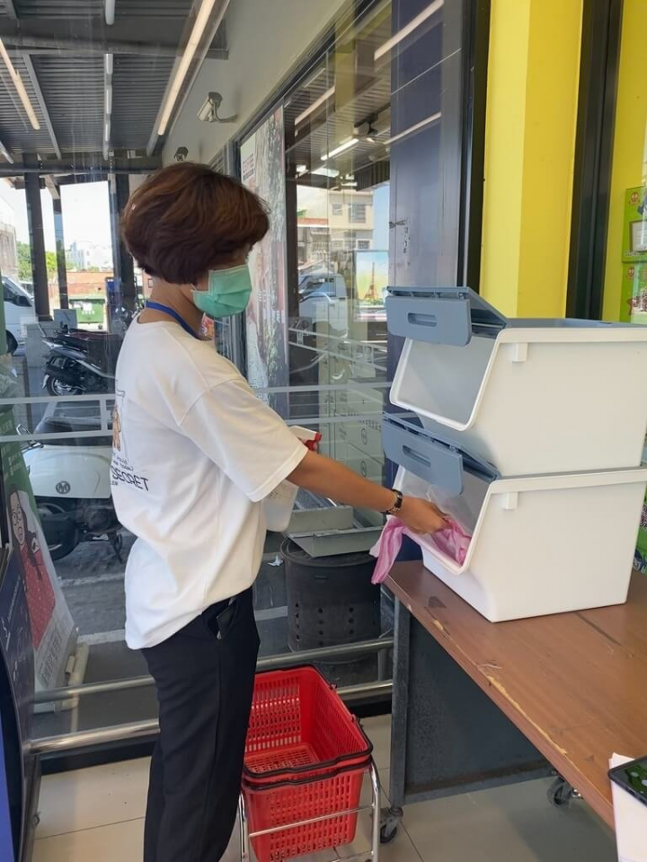 雲林縣環保局推二手購物袋再利用「袋袋相傳」，評價良好，8月再推網購緩衝包材回收示範站點，紙箱、氣泡紙和氣泡墊可回收再利用。（環保局提供）