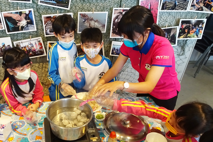 台南市億載國小透過手捏魚丸活動，讓學生認識食魚文化。(台灣海洋大學提供)