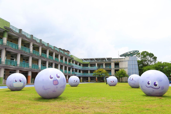 2022甲仙芋筍節到來，萌到爆炸的「紫色怪獸」出現在甲仙，貓巷和甲仙國小（圖）也有不同造型。（高雄市政府提供）