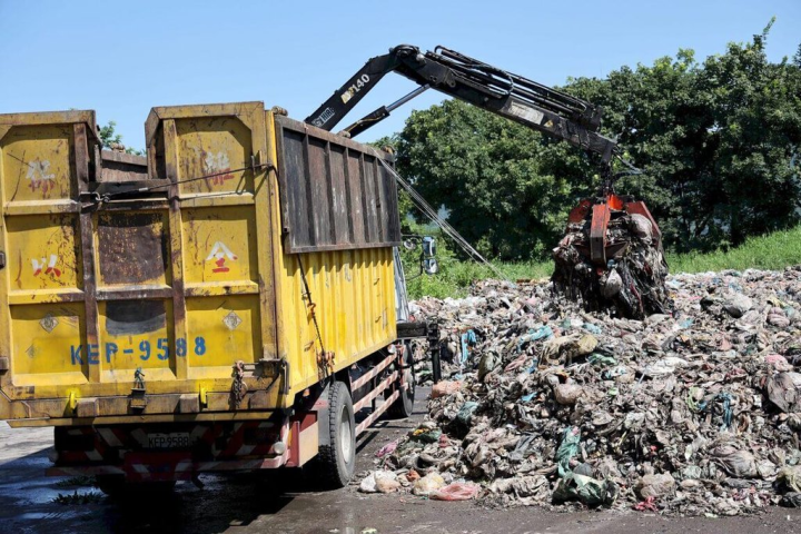 減輕竹山鎮垃圾堆置壓力，南投縣環保局22日起恢復出動轉運車協助外運垃圾到外縣市焚燒，環保局指出，受限外縣市代為處理量每天變動，以1週運1車次約14公噸為優先目標。（南投縣政府提供）