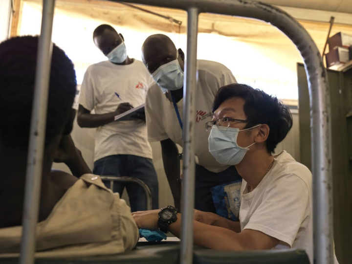 看見戰亂、衝突地區需求，台灣的外科醫師夏肇聰（右1）遠赴南蘇丹共和國，為當地民眾提供醫療服務。（台灣無國界醫生基金會提供）
