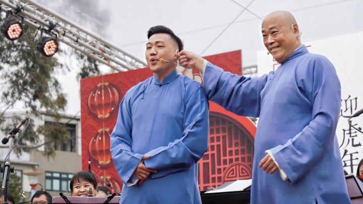 沐寧相聲說演坊主張「讓喜劇走進生活，以相聲探索城事」，推出「百年巷聲」茶館劇場。（沐寧相聲說演坊提供）