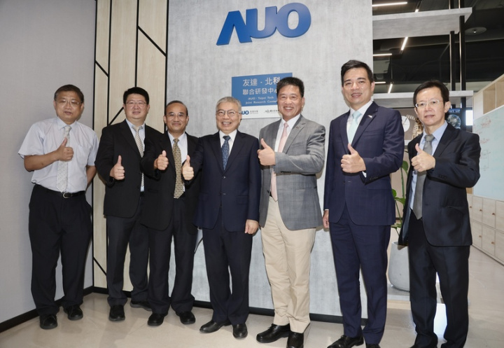 台北科技大學31日上午舉行「友達北科聯合研發中心」揭牌典禮，北科大校長王錫福（中）、副校長任貽均（左2）、友達光電董事長彭双浪（右3）、總經理柯富仁（右2）、經濟部工業局局長連錦漳（左3）與友達北科聯合研發中心主任陳金聖（右1）等出席。