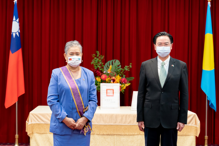 外交部長吳釗燮與帛琉駐台大使歐克麗閣下合影。