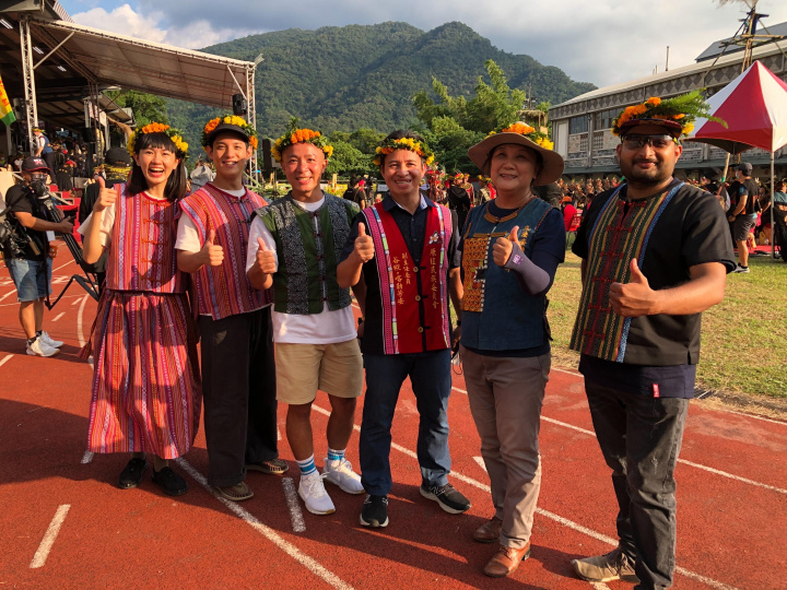 谷縱•喀勒芳安 Qucung Qalavangan副主任委員、伍麗華委員與參與文化旅遊的遊客合照