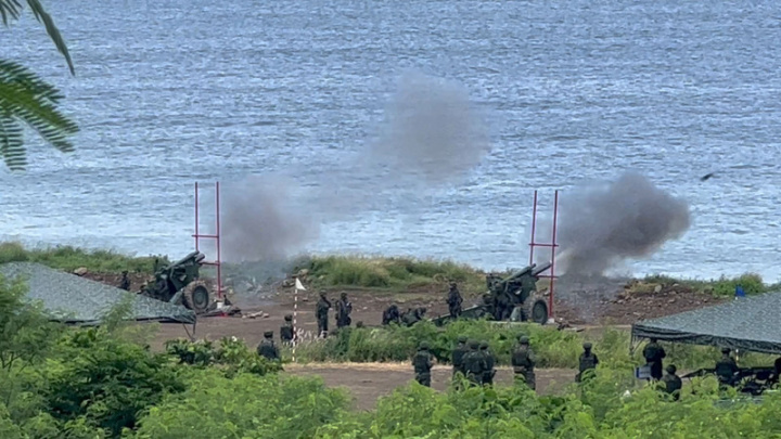 國軍備戰不停歇，9日在楓港訓場進行年度例行重砲射擊訓練，38門155榴彈砲對海實彈射擊，進行反登陸操演，場面震撼。