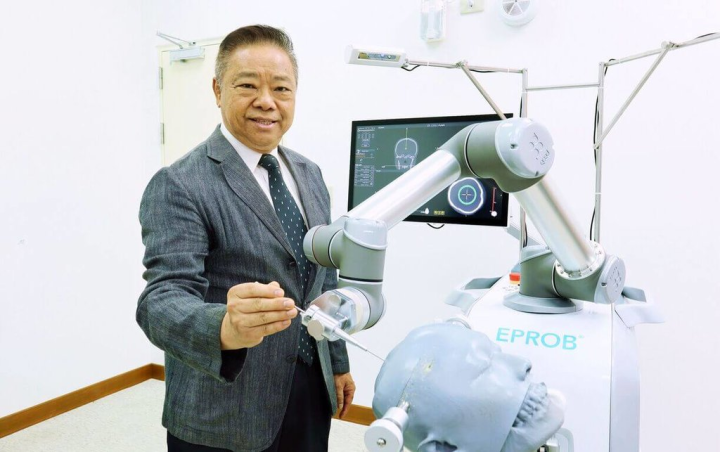 醫百科技董事長黃大可（圖）為執業多年牙醫師，40歲後投入手術導航產品開發，以精準3D光學定位結合專業醫學軟體為核心技術，研發製造手術導航系統與腦神經外科手術機械手臂。（高雄市政府提供）