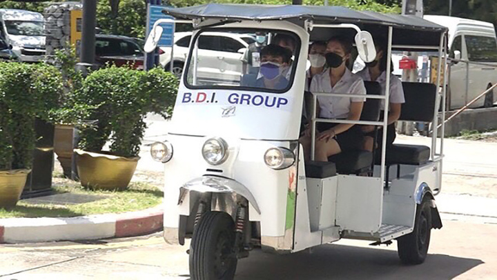 泰國－台灣BDI科技學院展示學生研發的電動嘟嘟車，使用台灣的電力系統，降低能源消耗。圖為泰國－台灣BDI科技學院學生駕駛電動嘟嘟車。