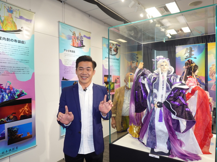 台北木偶劇團主辦的「指尖上的生命-台灣布袋戲源流」特展，在文化部駐日台灣文化中心舉辦。除了傳統木偶的介紹也有霹靂布袋戲戲偶素還真等。