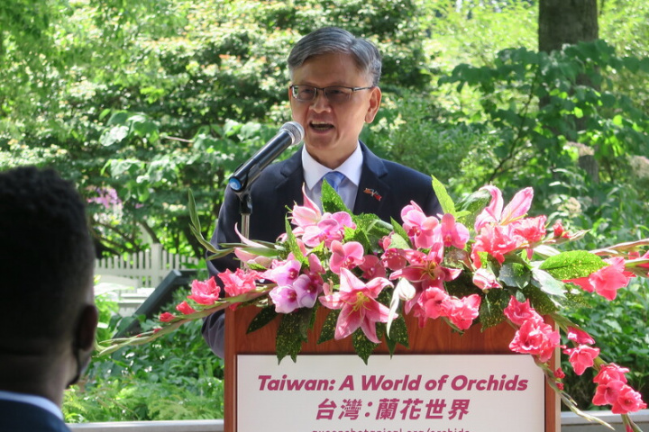 駐紐約辦事處長李光章11日在「台灣：蘭花世界」特展記者會說，台灣面對中國軍事恫嚇和經濟脅迫，展現對和平的承諾，也像蘭花寧靜般保持冷靜。