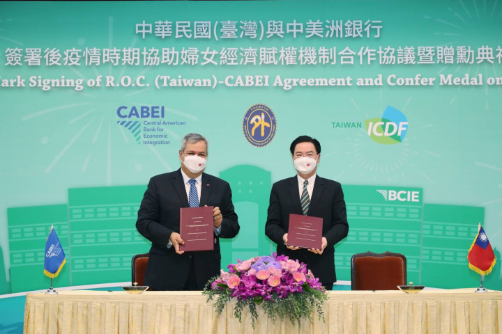 吳部長與摩西總裁簽署合作協議。