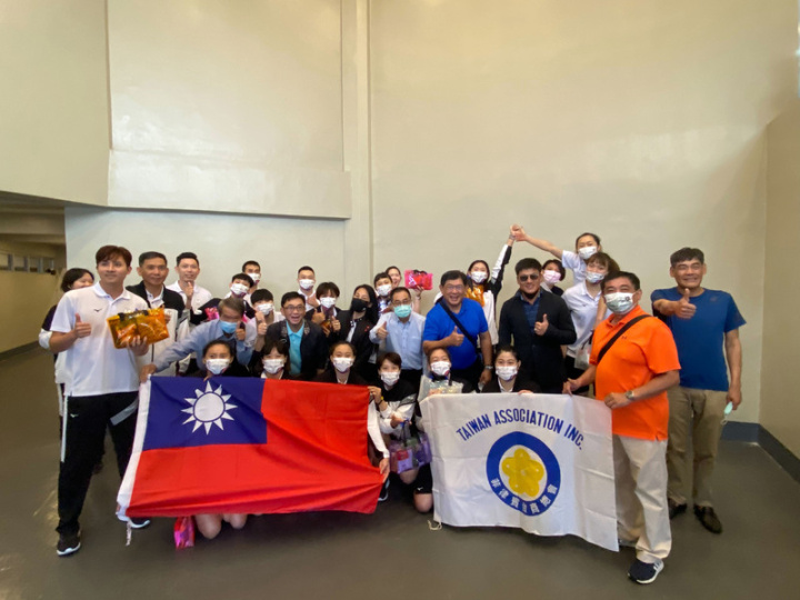 台灣隊23日在馬尼拉舉行的亞洲盃女子排球賽小組賽對陣澳洲，5局激戰後逆轉奪下首勝。圖為女排隊員與到場加油的菲律賓台商總會成員合影。