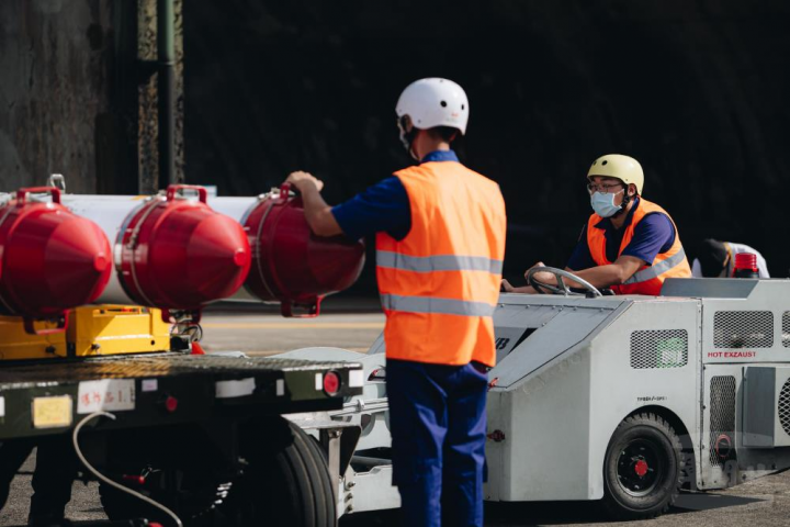 官兵執行魚叉反艦飛彈掛彈作業。