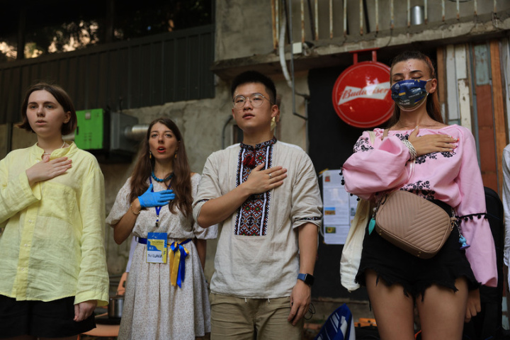 民團「台灣烏克蘭陣線」與「台灣-東歐友好協會籌備處」27日下午在台北舉辦「烏克蘭獨立紀念日慶典」，現場參與者一同唱誦烏克蘭國歌，慶賀烏克蘭的獨立自由。