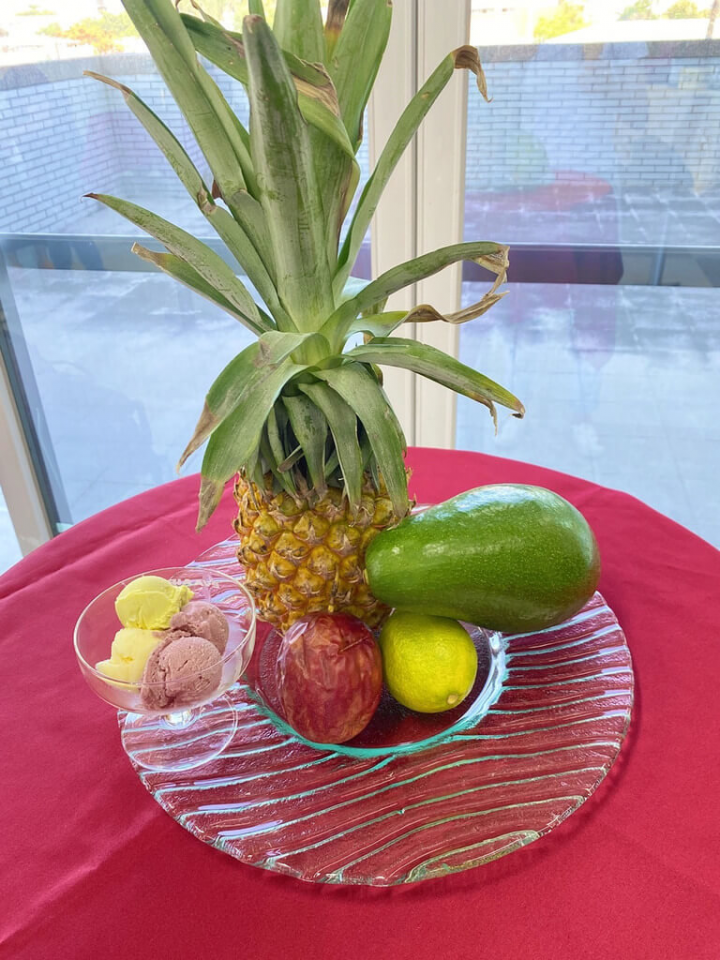 台東專科學校為協助台東農產品加值創新，以在地農產品研發出14種口味的義式冰淇淋，透過相關研發為農特產帶來創新口感，提高附加價值。（台東專科學校提供）