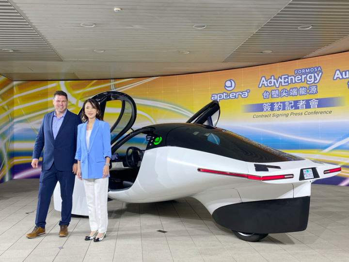 美國電動車公司aptera Motors 2日展示旗下產品，並宣布將攜手台塑新智能公司開發新一代磷酸鋰鐵電池。圖為aptera Motors創辦人安東尼（Chris Anthony，左）與台塑新智能董事長王瑞瑜（右）。