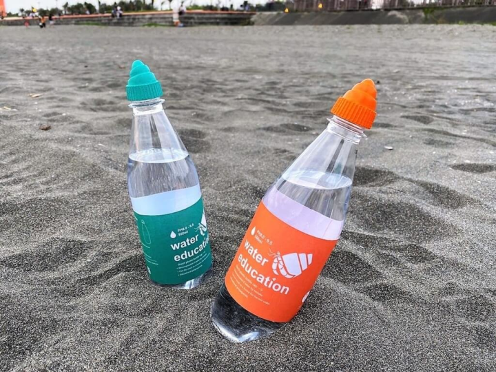 高雄科技大學師生設計可以讓寄居蟹居住的可分解瓶蓋，獲2022年韓國WiC世界創新發明大賽金牌及專利肯定。（中華創新發明學會提供）