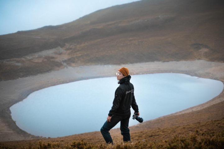 25歲馬來西亞攝影師馮業輝7年前來台唸書，愛上台灣自然美景，上山下海拍攝縮時攝影，引起海內外迴響。