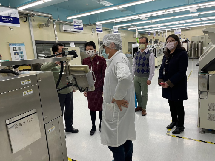 教育部國際司陳幗珍副參事(紅色套裝)參訪半導體封測類產線(拍攝時間 110.12)