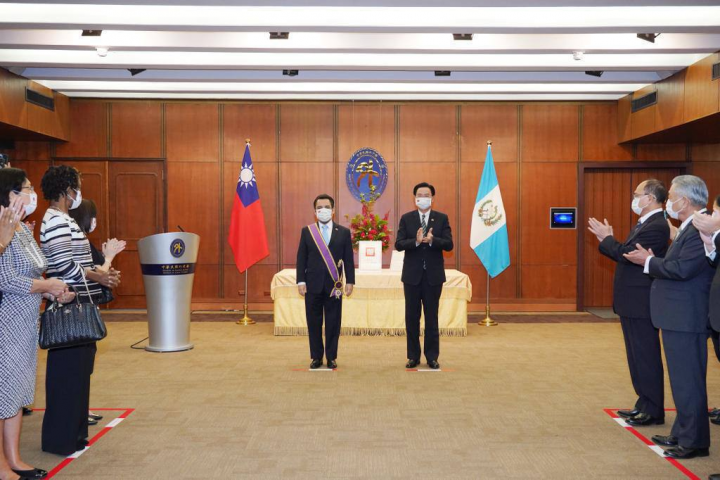 外交部長吳釗燮與瓜地馬拉駐台大使葛梅斯閣下合影。