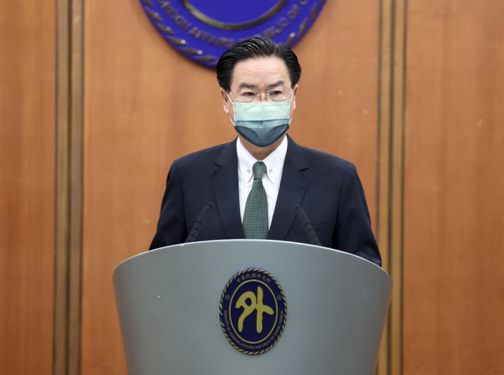 外交部長吳釗燮（圖）9日上午召開「我國針對中國軍事挑釁的回應」國際記者會指出，中國無視國際社會的譴責和關切，進一步宣布將在中國外海長期軍演，外交部再次予以最嚴厲的譴責。