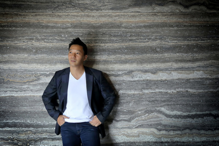 台裔美籍的百老匯音樂劇演員楊呈偉（圖）曾受邀在甫訪台的美國眾議院議長裴洛西主持的募款餐會上獻唱，他將加入外百老匯經典音樂劇「夢幻愛程」的台灣演出。（華文音樂劇公司提供） 