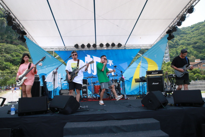基隆潮境海灣節結合「潮搖滾音樂祭」等活動，28日在碧砂漁港登場，7組樂團輪番登台開唱。