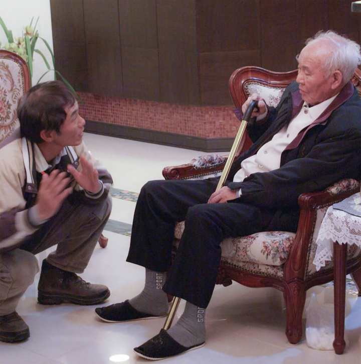 前福壽山農場場長宋慶雲（右）見證農場近一甲子歲月，他生前回顧曾表示，當初欲種植溫帶果樹遭受無數酸言涼語，當時前總統蔣經國則說「老宋，幹就對了」。圖為宋慶雲年邁時返回福壽山農場，果區隊長向其請益果樹栽培技術。（福壽山農場提供）