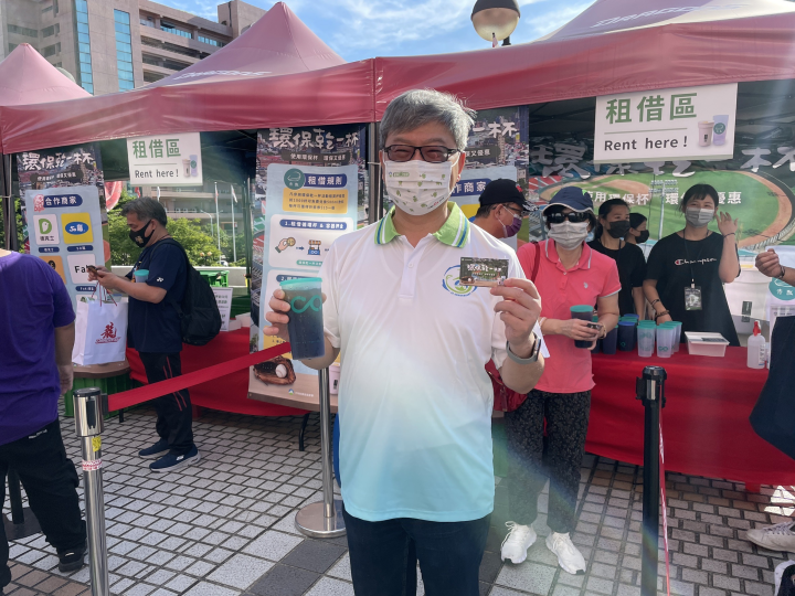 環保署沈志修副署長在球場租借環保杯