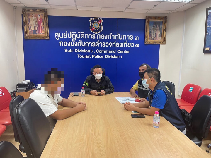 一名台灣男子（左）被人蛇集團轉賣到柬埔寨，18日經過曼谷蘇凡納布機場時逃走並聯繫駐泰代表處，後來在駐泰代表處協助下安全返台。（駐泰代表處提供）