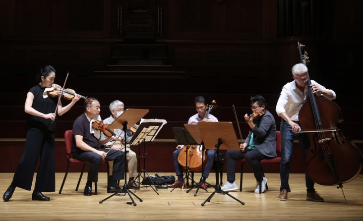 台北大師星秀音樂節今年進入第4屆，除了音樂學員集訓外，也將帶來2場演出，展現名家師資與學員音樂交融火花，9日晚間「大師巨星音樂會」將在國家音樂廳登場，會前進行彩排。