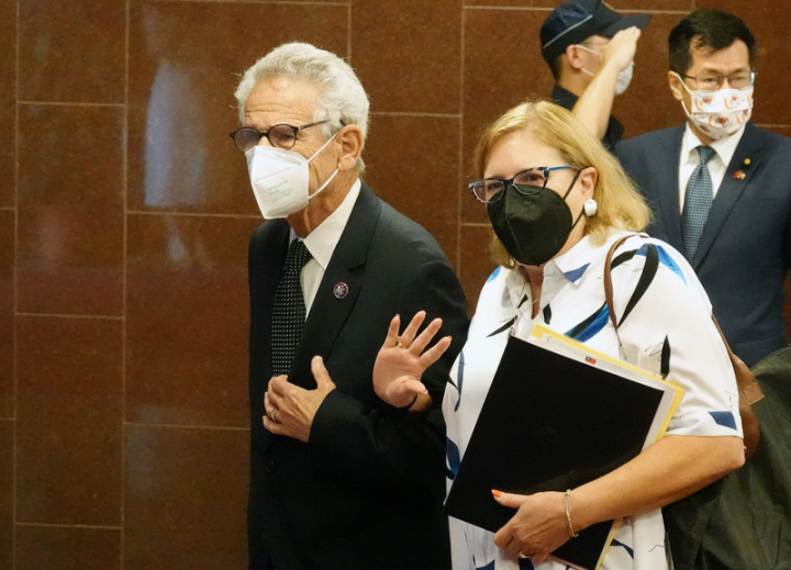 圖為訪團成員民主黨籍眾議員魯文索（左）。