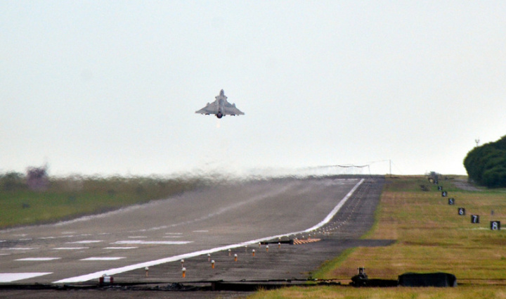 空軍台東志航基地幻象2000和F5戰機4日早上陸續掛 彈升空；空軍表示是例行性訓練，與中共解放軍在台 灣東部海域軍演無關。圖為幻象戰機起飛。