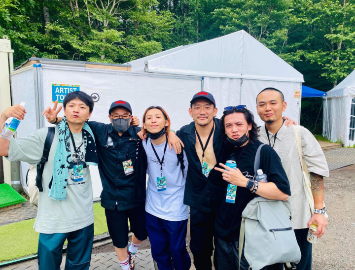 樂團滅火器獲邀登上日本富士搖滾音樂祭表演，演出尾聲，更邀請曾合作的日本前輩BRAHMAN/OAU的主唱TOSHI-LOW（右3）上台，共同合唱「晚安台灣」日文版。（火氣音樂提供）