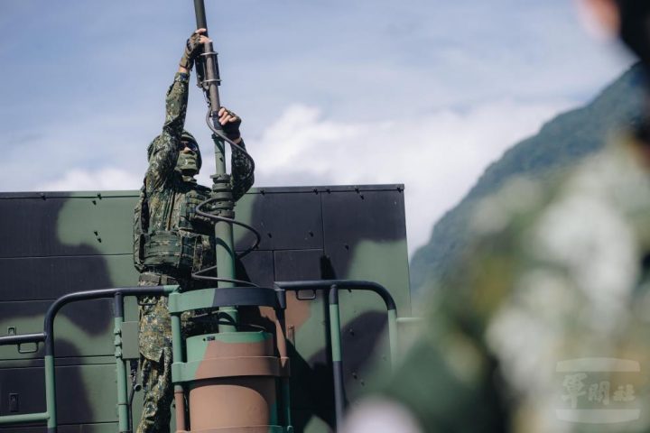 官兵架設天線。