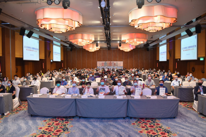 2022澎湖學第22屆國際學術研討會27日起一連3天舉行，澎湖縣長賴峰偉（前左4）出席表示，「澎湖研究學術研討會」是他在首任縣長任內首辦，開辦至今已逾20年，研究成果、活動形式、主題內容豐富有特色，去年正式成為「澎湖學」。（澎湖縣政府提供）