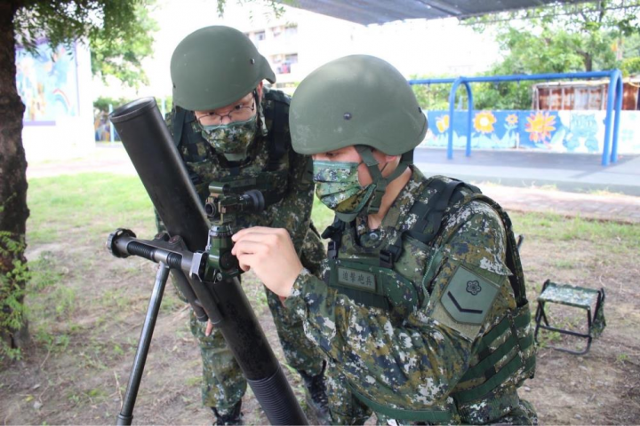 召員依專長分組實施授課。（屏東後備指揮部提供）