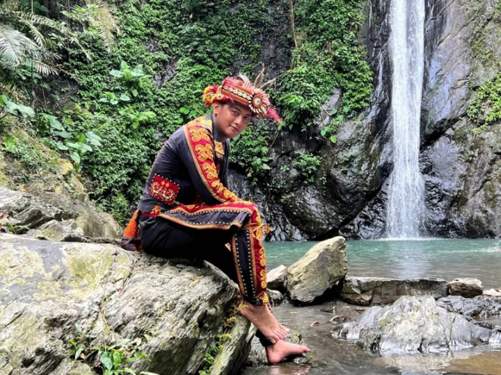 高雄市政府邀請茂林部落原民青年郭鴻文改編當年原 住民運動知名歌曲「永遠的原住民」，融合RAP節 奏，賦予歌曲新的靈魂，製作主題曲「TAKAO  81」，向原住民正名紀念日及原民運動前輩致敬。 （高雄市政府提供）