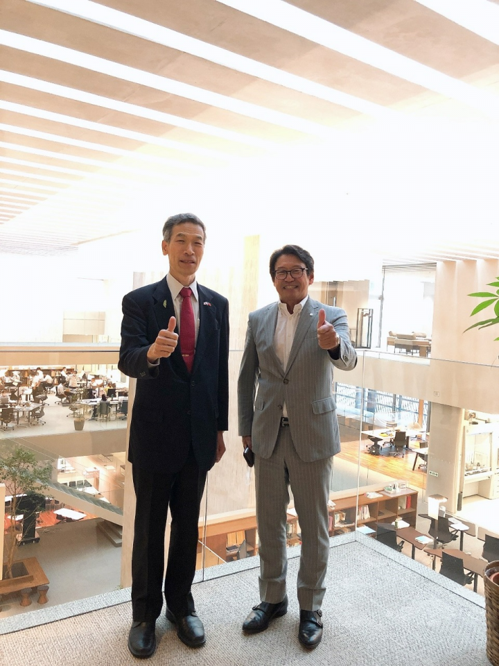 處長(左)參訪日華化學總公司並與江守康昌社長合影