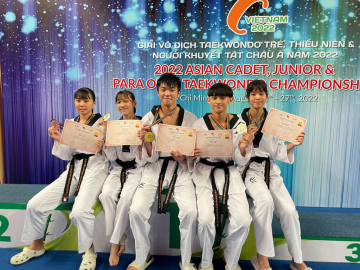 U18亞洲青年跆拳道錦標賽26日在越南胡志明市登場，台灣首日共摘下1金3銀1銅，其中男子78公斤級的謝宗佑（中）首度參加國際賽就「跆」回金牌。（陳廖霞提供）