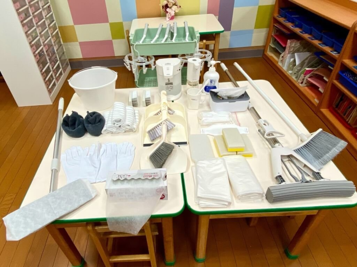 高雄市新上國小與廠商合作推動「掃具美學」，採用符合孩子身形且顏色低調的掃具，讓學童打掃更不費力，同時也培養學童美感。（校方提供）