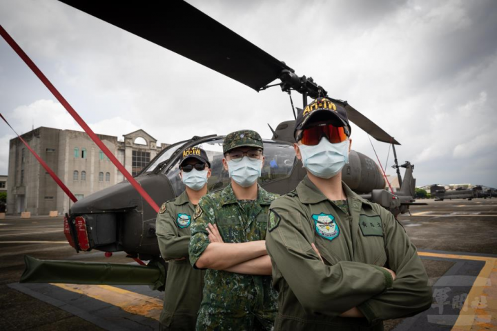 陸軍飛行訓練指揮部的黃楷文下士（右）、陳楷霖下士（從母姓，中）及陳楷樺上士（從母姓，左），是在同一單位從軍的3胞胎兄弟。（軍聞社記者林澤廷攝）